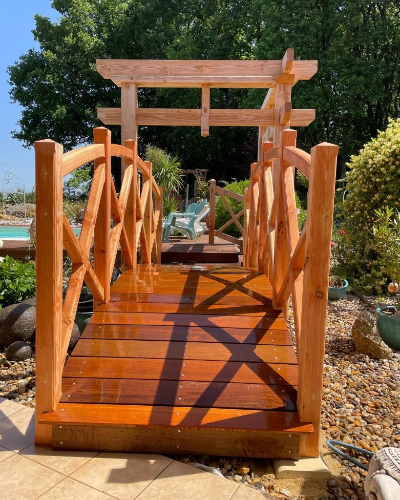 Passerelle en bois avec garde-corps – Marinelli Charpente