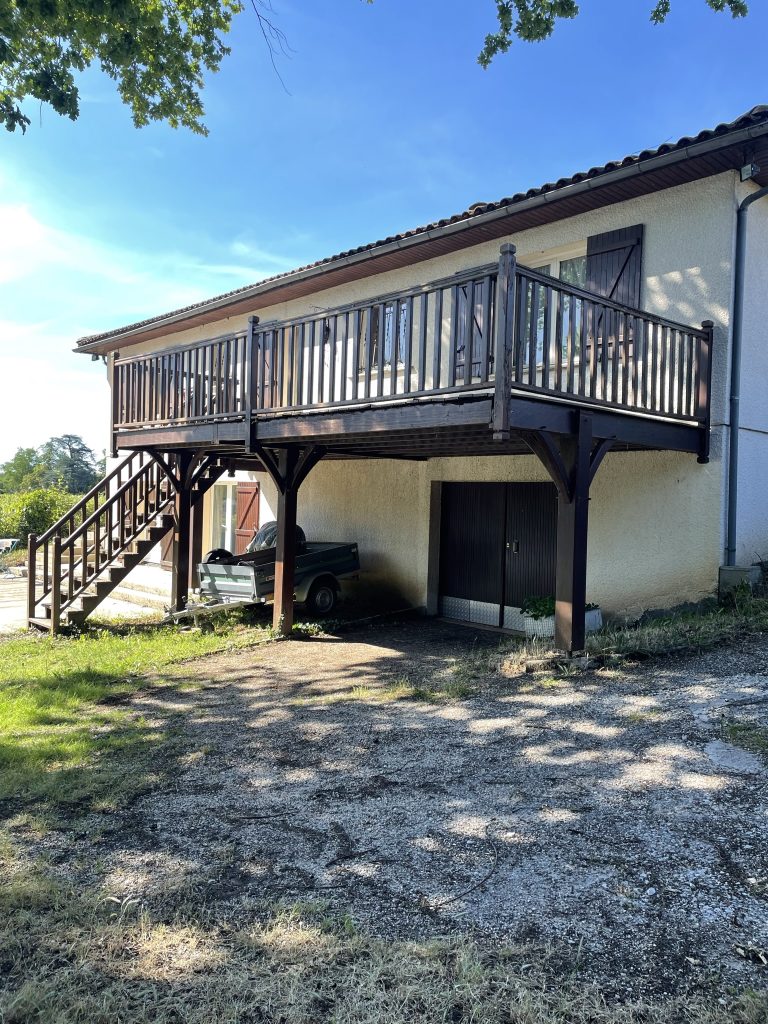 Terrasse sur pilotis avant la pose d'une charpente traditionnelle en bois – Marinelli Charpente