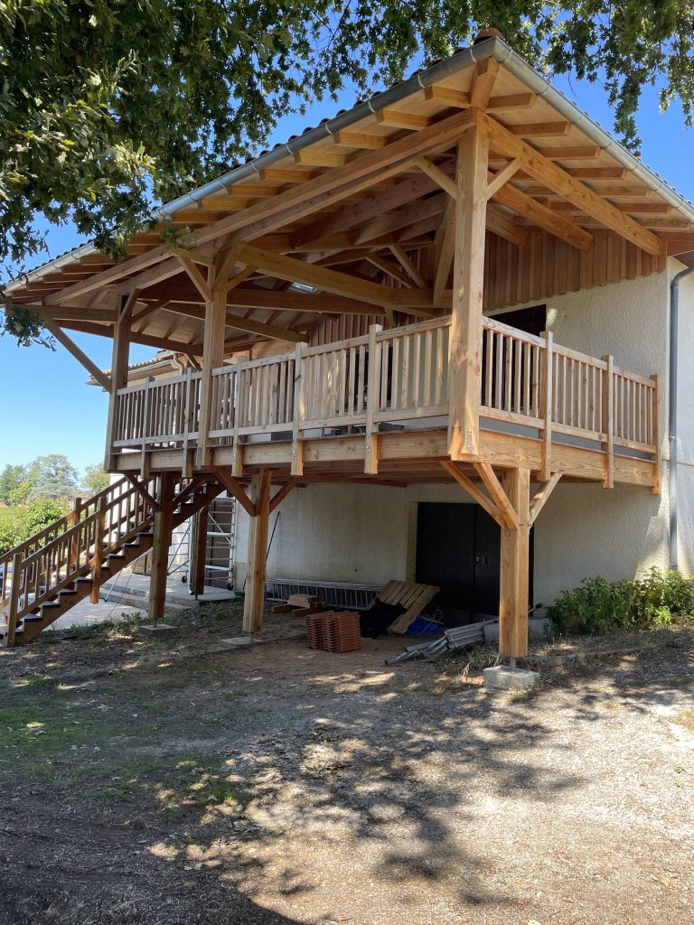 Réalisations Charpente traditionnelle au-dessus d’une terrasse — Marinelli Charpente