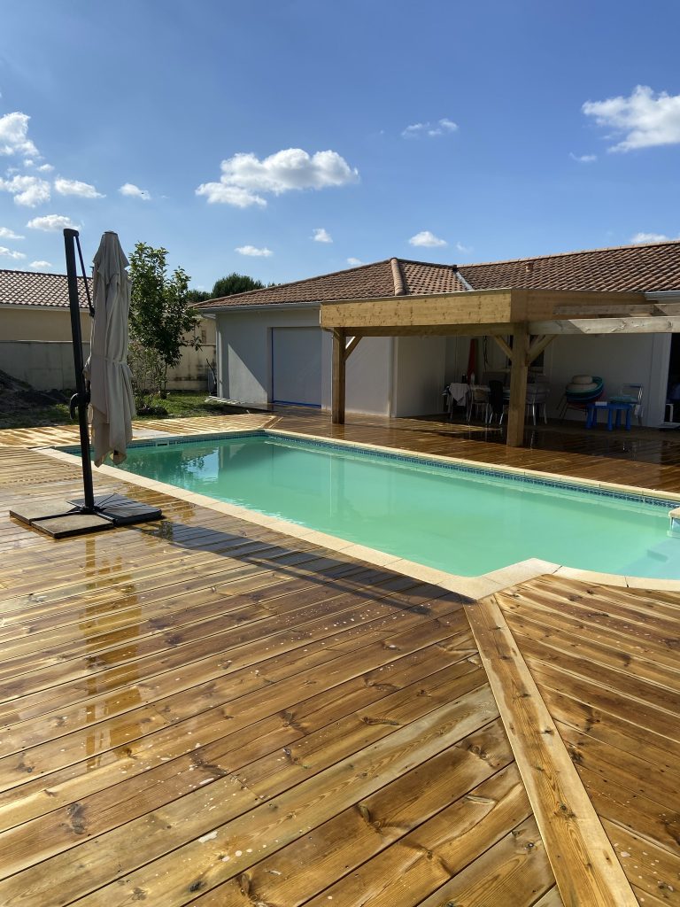 Terrasse bois autour d’une piscine – Marinelli Charpente