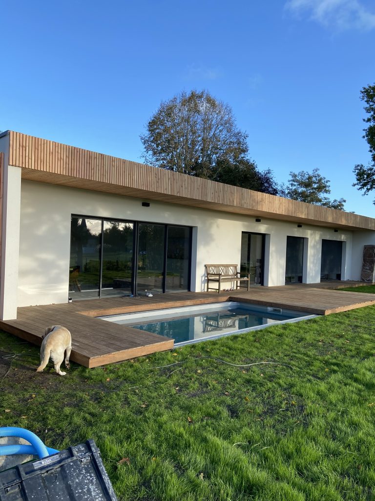Terrasse bois et piscine devant une maison contemporaine – Marinelli Charpente