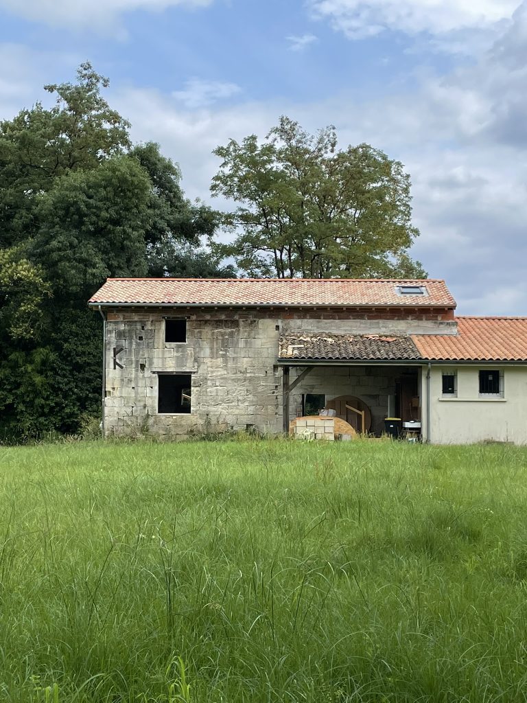 Toiture rénovée avec isolation sarking sur un bâtiment ancien en pierre – Marinelli Charpente