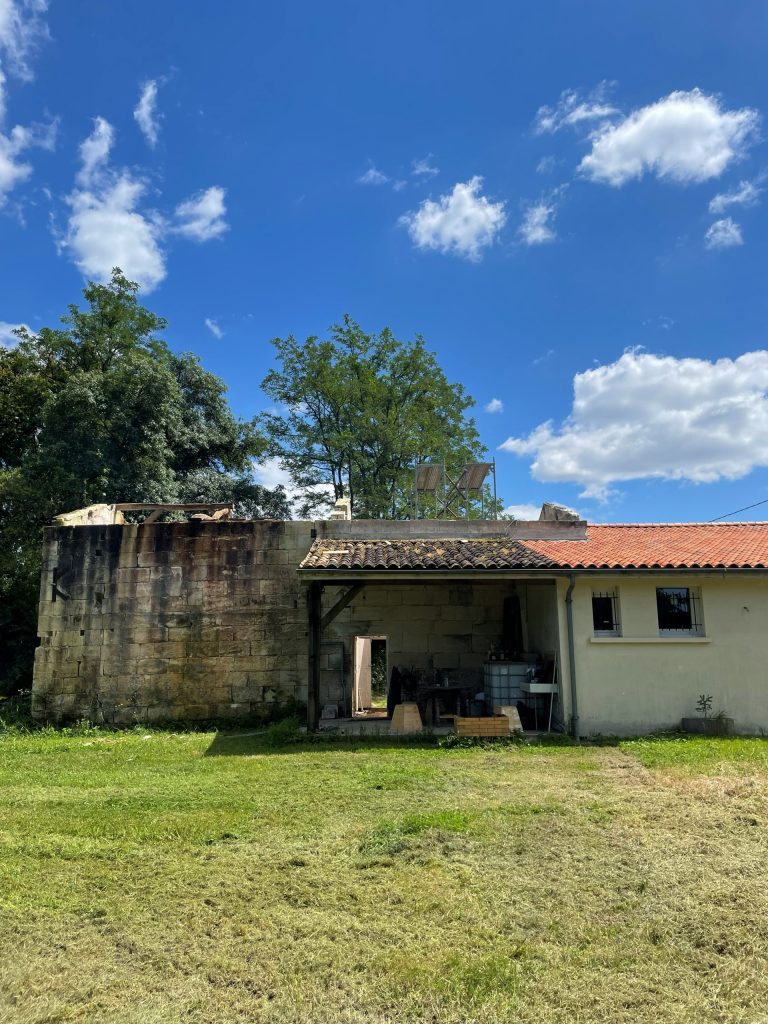 Bâtiment ancien en pierre avant la rénovation de la charpente et de la couverture – Marinelli Charpente