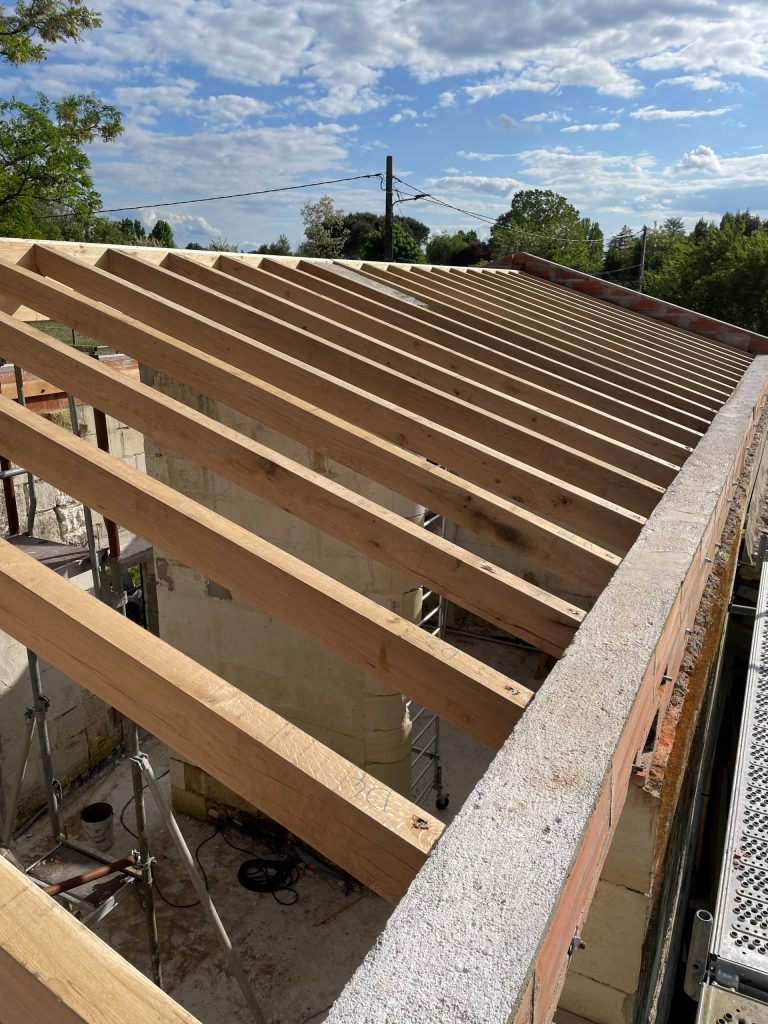 Charpente neuve en cours de pose lors d’une rénovation de toiture – Marinelli Charpente